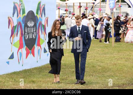 Paris, France. 16 juin 2024. Ambiance lors du Prix de Diane Longines 2024 à l’Hippodrome de Chantilly le 16 juin 2024 à Paris, France. Photo de Nasser Berzane/ABACAPRESS. COM Credit : Abaca Press/Alamy Live News Banque D'Images