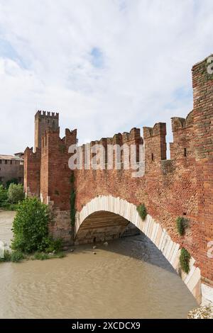 Le pont médiéval Ponte Scaligero ou Ponte Castelvecchio sur la rivière Adige à Vérone, Italie Banque D'Images