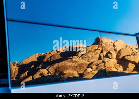 Réflexion dans la fenêtre du camping-car ; formations rocheuses inhabituelles ; Parc national de Joshua Tree ; Californie du Sud ; États-Unis Banque D'Images