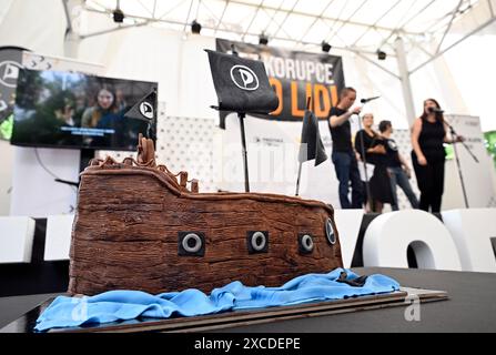 Prague, République tchèque. 16 juin 2024. Gâteau lors d'un événement marquant les 15 ans du parti, où les Pirates ont présenté des candidats pour les élections régionales, Prague, République tchèque, le 16 juin 2024. Crédit : Katerina Sulova/CTK photo/Alamy Live News Banque D'Images