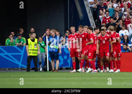 Victor Bernth Flesner Kristiansen (Daenemark, #17), Jannik Vestergaard (Daenemark, #03), Alexander Hartmann Bah (Daenemark, #18) und Team jubeln ueber das Tor von Christian Eriksen (Daenemark, #10), GER, Slovénie (SVN) vs Denmark (DEN), Fussball Europameisterschaft, UEFA EURO 2024, Gruppe C, 1. Spieltag, 16.06.2024 Foto : Eibner-Pressefoto/Michael Memmler Banque D'Images