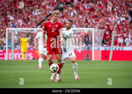 Victor Bernth Flesner Kristiansen (Daenemark, #17) im Zweikampf mit Jan Mlakar (Slowenien, #17), GER, Slovénie (SVN) vs Danemark (DEN), Fussball Europameisterschaft, UEFA EURO 2024, Gruppe C, 1. Spieltag, 16.06.2024 Foto : Eibner-Pressefoto/Michael Memmler Banque D'Images