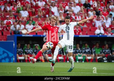 Victor Bernth Flesner Kristiansen (Daenemark, #17) im Zweikampf mit Petar Stojanovic (Slowenien, #20), GER, Slovénie (SVN) vs Danemark (DEN), Fussball Europameisterschaft, UEFA EURO 2024, Gruppe C, 1. Spieltag, 16.06.2024 Foto : Eibner-Pressefoto/Michael Memmler Banque D'Images