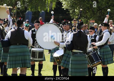 Colchester, Royaume-Uni. 16 juin 2024. Tuyaux et tambours de tout le sud de l'Angleterre se réunissent dans le Lower Castle Park, Colchester. Des médailles de airs écossais sont jouées avec des spectacles de danse des Highlands. Organisé pour la première fois en 1994, l'événement propose un concours local pour les orchestres de pipe. Crédit : Eastern Views/Alamy Live News Banque D'Images