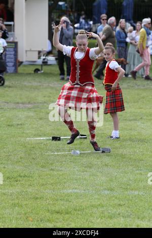 Colchester, Royaume-Uni. 16 juin 2024. Tuyaux et tambours de tout le sud de l'Angleterre se réunissent dans le Lower Castle Park, Colchester. Des médailles de airs écossais sont jouées avec des spectacles de danse des Highlands. Organisé pour la première fois en 1994, l'événement propose un concours local pour les orchestres de pipe. Crédit : Eastern Views/Alamy Live News Banque D'Images