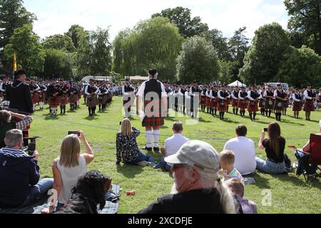 Colchester, Royaume-Uni. 16 juin 2024. Tuyaux et tambours de tout le sud de l'Angleterre se réunissent dans le Lower Castle Park, Colchester. Des médailles de airs écossais sont jouées avec des spectacles de danse des Highlands. Organisé pour la première fois en 1994, l'événement propose un concours local pour les orchestres de pipe. Les bandes massées dans l'arène pour la finale. Crédit : Eastern Views/Alamy Live News Banque D'Images