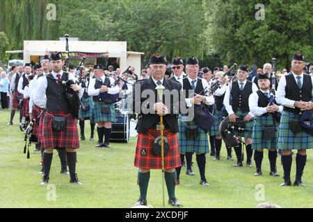 Colchester, Royaume-Uni. 16 juin 2024. Tuyaux et tambours de tout le sud de l'Angleterre se réunissent dans le Lower Castle Park, Colchester. Des médailles de airs écossais sont jouées avec des spectacles de danse des Highlands. Organisé pour la première fois en 1994, l'événement propose un concours local pour les orchestres de pipe. Crédit : Eastern Views/Alamy Live News Banque D'Images