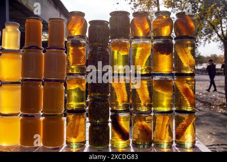 Bocaux en verre remplis de différents types de miel. Banque D'Images