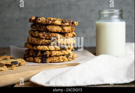 gruau d'avoine et biscuits aux raisins secs avec du lait Banque D'Images