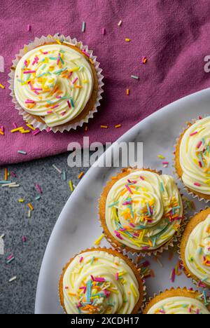 cupcakes à la vanille avec des saupoudrés Banque D'Images