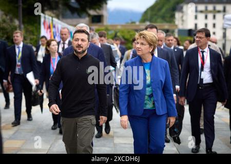 Lucerne, Suisse. 16 juin 2024. Le président ukrainien Volodymyr Zelensky aux côtés de la présidente fédérale suisse Viola Amherd lors du Sommet sur la paix en Ukraine, dans le luxueux complexe de Burgenstock, près de Lucerne, en Suisse, le 16 juin 2024. Ce rassemblement de deux jours rassemble le président ukrainien et plus de 50 autres chefs d’État et de gouvernement, afin d’essayer de trouver une voie vers un processus de paix pour l’Ukraine. Photo par photo de la présidence ukrainienne via ABACAPRESS. COM Credit : Abaca Press/Alamy Live News Banque D'Images