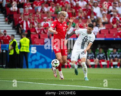 Victor Bernth Flesner Kristiansen (Daenemark, #17) im Zweikampf mit Petar Stojanovic (Slowenien, #20), GER, Slovénie (SVN) vs Danemark (DEN), Fussball Europameisterschaft, UEFA EURO 2024, Gruppe C, 1. Spieltag, 16.06.2024 Foto : Eibner-Pressefoto/Michael Memmler Banque D'Images
