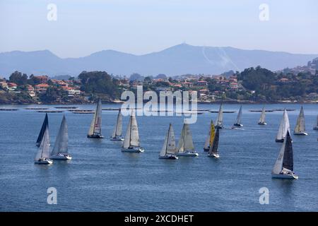 Voiliers dans la Ria de Vigo, vue de Baiona, Pontevedra, Galice, Espagne. Banque D'Images