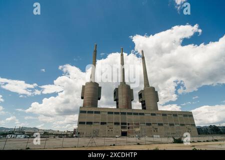 Les trois cheminées emblématiques ont désaffecté la centrale électrique de la périphérie de barcelone, en espagne. Photo de haute qualité Banque D'Images