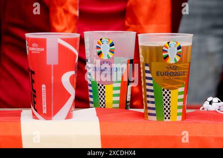 Gobelets en plastique de la marque UEFA Euro 2024 lors du match UEFA Euro 2024 Groupe C à la Stuttgart Arena, en Allemagne. Date de la photo : dimanche 16 juin 2024. Banque D'Images