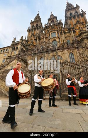 Folklore galicien, Cathédrale, Praza do Obradoiro, Santiago de Compostela, province de La Corogne, Galice, Espagne. Banque D'Images