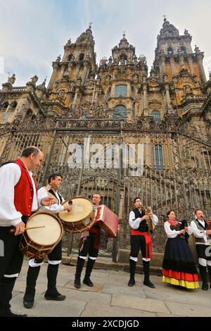 Folklore galicien, Cathédrale, Praza do Obradoiro, Santiago de Compostela, province de La Corogne, Galice, Espagne. Banque D'Images