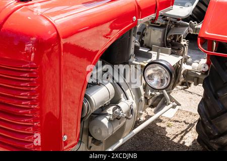 Vieux tracteur rétro rouge gros plan. Banque D'Images