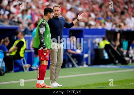 Le manager danois Kasper Hjulmand s’entretient avec Christian Norgaard (à gauche) sur la ligne de touche lors du match du Groupe C de l’UEFA Euro 2024 à la Stuttgart Arena, en Allemagne. Date de la photo : dimanche 16 juin 2024. Banque D'Images