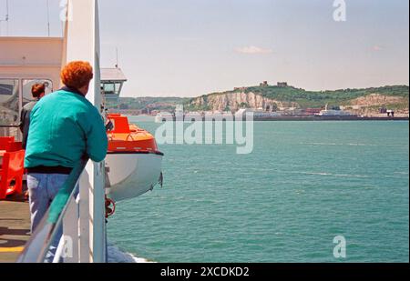 Ferry approchant Douvres, château, port, falaises blanches, Angleterre, grande-Bretagne, 30 mai 1994 Banque D'Images