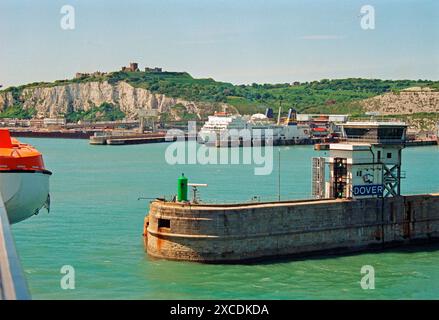 Ferry approchant Douvres, château, port, mur de quai, falaises blanches, Angleterre, Grande-Bretagne, 30 mai 1994 Banque D'Images