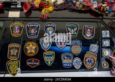 Minneapolis, Minnesota. Mémorial de la police pour un officier tombé tué en réponse à une fusillade. Badges de police de nombreux agencie différents Banque D'Images