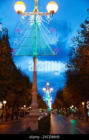 Rue avec les lumières de Noël, Liberty Avenue, San Sebastian, Donostia, Gipuzkoa, Pays Basque, Espagne. Banque D'Images