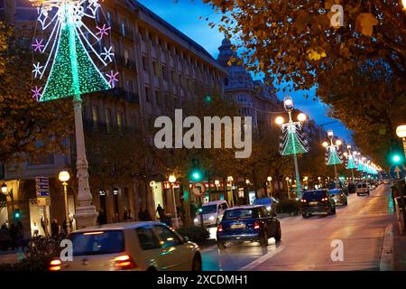 Rue avec les lumières de Noël, Liberty Avenue, San Sebastian, Donostia, Gipuzkoa, Pays Basque, Espagne. Banque D'Images