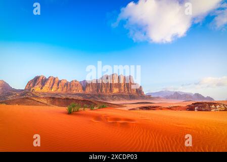 Désert de Wadi Rum, Jordanie. : Paysage des montagnes Jabal Al Qattar dans le désert rouge. Moyen-Orient Banque D'Images