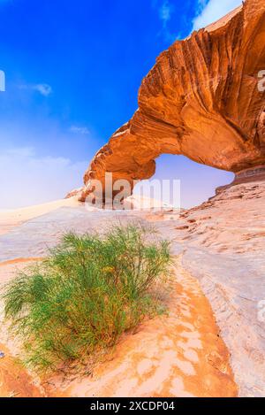 Wadi Rum, Jordanie : pont rocheux de Kharaz dans la vallée de la Lune, désert d'Arabie. Moyen-Orient Banque D'Images