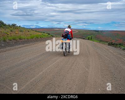 WA25400-00...WASHINGTON - Tom Kirkendall chevauchant la route de vélo de montagne Cross Washington à travers Badger Mountain. Banque D'Images