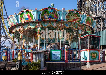 Karuselli, un carrousel allemand construit en 1896, est le plus ancien parc Linnanmäki attractions à Helsinki, en Finlande Banque D'Images