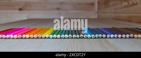 Ensemble de crayons de couleur disposés dans un motif de couleur arc-en-ciel Banque D'Images