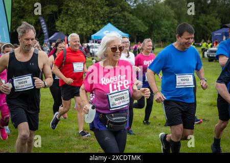 Warrington, Cheshire, Royaume-Uni. 16 juin 2024. La course annuelle de 10 km « Race for Life » en soutien à cancer Research UK s'est tenue à Victoria Park, Warrington. La course commence. Crédit : John Hopkins/Alamy Live News Banque D'Images
