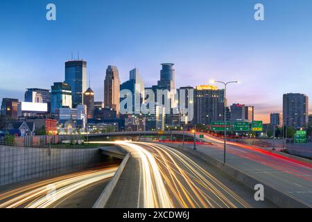 Minneapolis, Minnesota, États-Unis ville ville ligne d'horizon sur les autoroutes au crépuscule. Banque D'Images