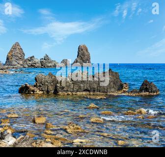 Côte cyclopéens et les îles des cyclopes sur Aci Trezza (Italie, Sicile,à 10 km au nord de Catane). Connu sous le nom de isoles dei Ciclopi Faraglioni. Banque D'Images