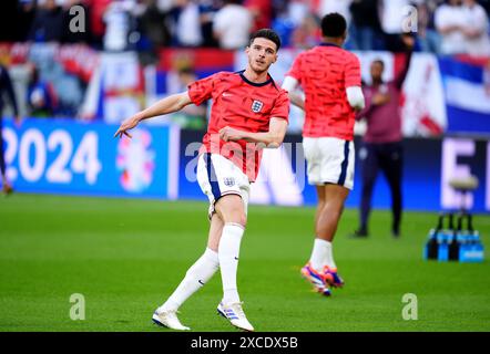 L'Anglais Declan Rice se réchauffe avant le match du Groupe C de l'UEFA Euro 2024 à l'Arena AufSchalke de Gelsenkirchen, en Allemagne. Date de la photo : dimanche 16 juin 2024. Banque D'Images