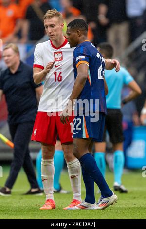 Adam Buksa, de Pologne, et Denzel Dumfries, des pays-Bas, lors du match de l'UEFA EURO Group d 2024 opposant la Pologne aux pays-Bas au Volksparkstadion à Hambourg, Allemagne, le 16 juin 2024 (photo Andrew SURMA/ Sipa USA). Banque D'Images