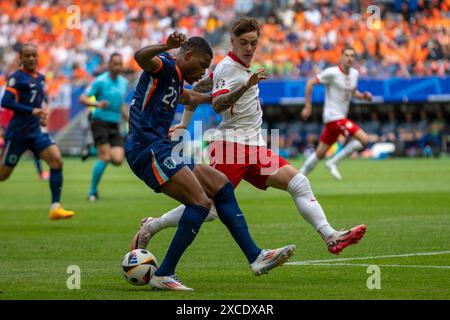 Denzel Dumfries, des pays-Bas, et Nicola Zalewski, de Pologne, lors du match de l'UEFA EURO Groupe d 2024 opposant la Pologne et les pays-Bas au Volksparkstadion à Hambourg, Allemagne, le 16 juin 2024 (photo Andrew SURMA/ Sipa USA). Banque D'Images