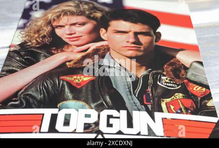 Viersen, Allemagne - 9 mai. 2024 : détail de l'affiche du film Top Gun avec Tom Cruise et Kelly McGillis de 1986 Banque D'Images