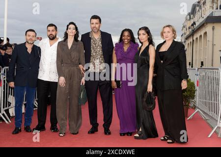 Cabourg, France. 15 juin 2024. Johann Dionnet, Artus, Laetitia Eido, le Président du jury Samir Guesmi, Mectua, Kiara Carriere et Fadette Drouard défilent sur le tapis rouge lors du 38e Festival du film de Cabourg, le 15 juin 2024 à Cabourg, France. Crédit : Bernard Menigault/Alamy Live News Banque D'Images