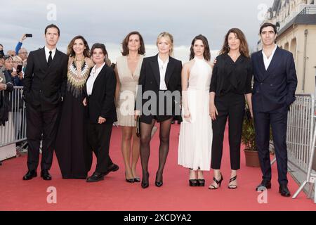 Cabourg, France. 15 juin 2024. Membres du jury, Melvil Poupaud, Clotilde Courau, Marie Ange Luciani, Pascale Pouzadoux, Virginie Efira, Daphné Patakia, Stephanie Di Giusto et David François Moreau défilent sur le tapis rouge lors du 38e Festival de Cabourg le 15 juin 2024 à Cabourg. Crédit : Bernard Menigault/Alamy Live News Banque D'Images