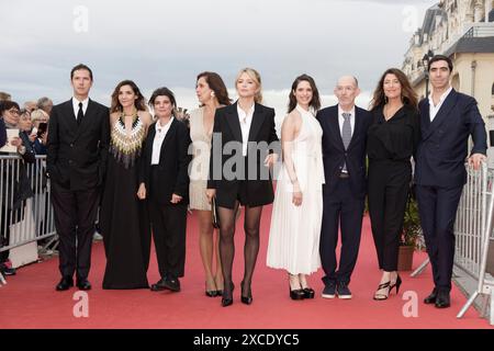 Cabourg, France. 15 juin 2024. Membres du jury, Melvil Poupaud, Clotilde Courau, Marie Ange Luciani, Pascale Pouzadoux, Virginie Efira, Daphné Patakia, Laurent Mauvignier, Stephanie Di Giusto et David François Moreau défilent sur le tapis rouge lors du 38e Festival de Cabourg, le 15 juin 2024 à Cabourg. Crédit : Bernard Menigault/Alamy Live News Banque D'Images