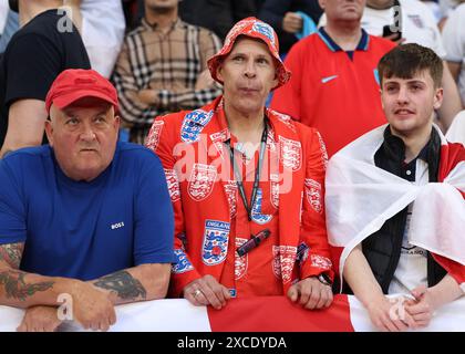 Gelsenkirchen, Allemagne. 16 juin 2024. Fans d'Angleterre avant le match des Championnats d'Europe de l'UEFA à l'Arena Aufschalke, Gelsenkirchen. Le crédit photo devrait se lire comme suit : David Klein/Sportimage crédit : Sportimage Ltd/Alamy Live News Banque D'Images