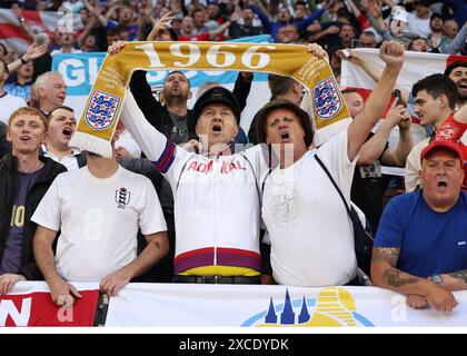 Gelsenkirchen, Allemagne. 16 juin 2024. Fans d'Angleterre avant le match des Championnats d'Europe de l'UEFA à l'Arena Aufschalke, Gelsenkirchen. Le crédit photo devrait se lire comme suit : David Klein/Sportimage crédit : Sportimage Ltd/Alamy Live News Banque D'Images