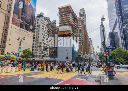 Vue des gens traversant la rue sur la huitième Avenue à Manhattan, New York. ÉTATS-UNIS. New York. Banque D'Images