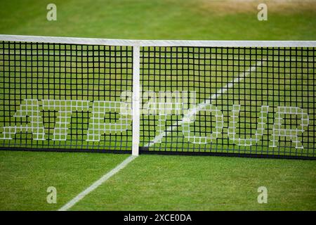 'S-HERTOGENBOSCH, PAYS-BAS - 15 JUIN : vue détaillée du logo ATP Tour sur le net le jour 6 des Championnats Libema Open Grass court à l'Autotron le 15 juin 2024 à 's-Hertogenbosch, pays-Bas (photo de René Nijhuis/Agence BSR) crédit : Agence BSR/Alamy Live News Banque D'Images