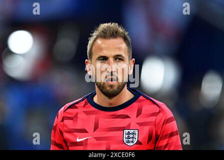 Gelsenkirchen, Allemagne. 16 juin 2024. Football, UEFA Euro 2024, Championnat d'Europe, Serbie - Angleterre, Tour préliminaire, groupe C, Journée 1, Arena auf Schalke, l'anglais Harry Kane se réchauffe avant le match. Crédit : Bernd Thissen/dpa/Alamy Live News Banque D'Images