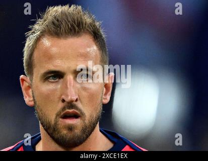 Gelsenkirchen, Allemagne. 16 juin 2024. Football, UEFA Euro 2024, Championnat d'Europe, Serbie - Angleterre, Tour préliminaire, groupe C, Journée 1, Arena auf Schalke, l'anglais Harry Kane se réchauffe avant le match. Crédit : Bernd Thissen/dpa/Alamy Live News Banque D'Images