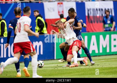 Hambourg, Allemagne. 16 juin 2024. Adam Buksa (16 ans) de Pologne et Denzel Dumfries (22 ans) de pays-Bas vus lors du match de l'UEFA Euro 2024 dans le Groupe d entre la Pologne et les pays-Bas au Volksparkstadion de Hambourg. Crédit : Gonzales photo/Alamy Live News Banque D'Images